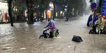 Làm ngay các việc này để tránh mắc các bệnh về da, Sau khi đi nước mưa về