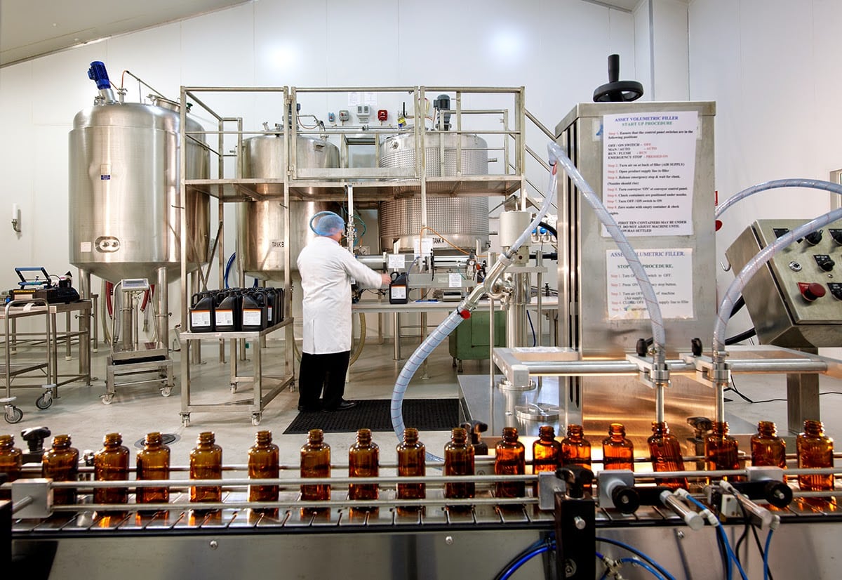 Sinh viên tham quan quy trình sản xuất Dược phẩm tại nhà máy