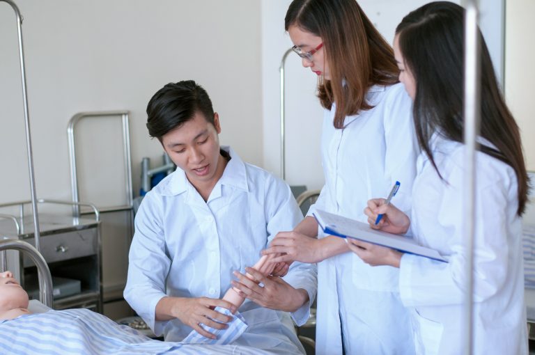 Điều dưỡng viên - Vị trí quan trọng trong Bệnh viện