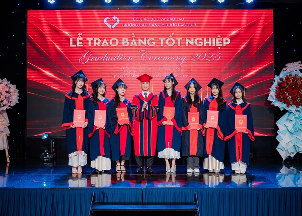 Sinh viên cần hoàn thành kỳ thi tốt nghiệp để được cấp bằng Cao đẳng Dược