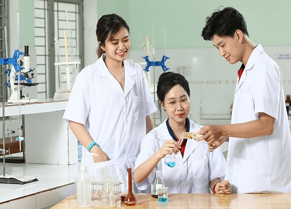 Hóa học và Sinh học giữ vai trò nền tảng trong ngành Dược