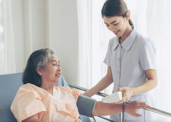 Điều dưỡng hạng 2 là một chức danh nghề nghiệp quan trọng trong hệ thống điều dưỡng